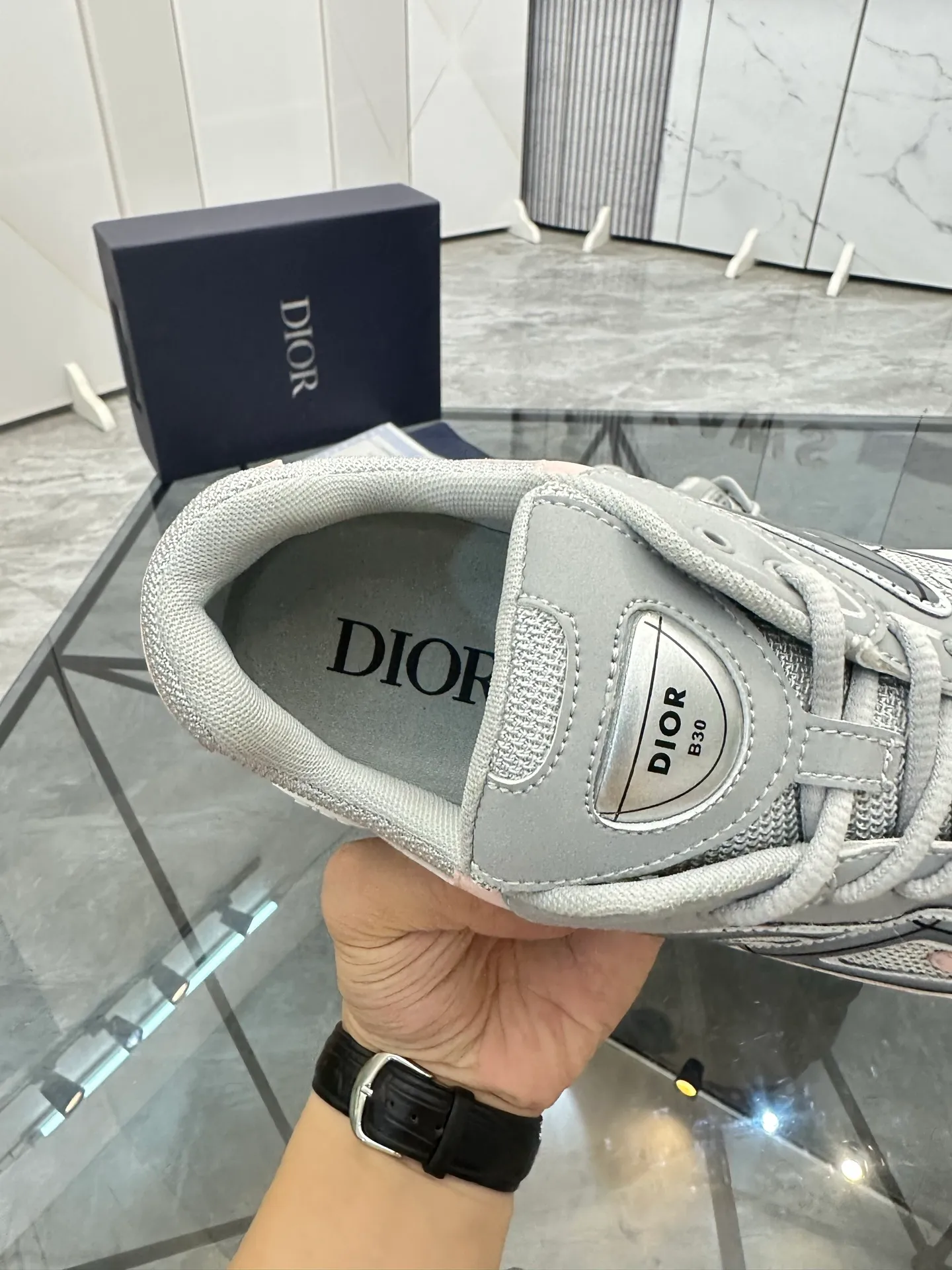 Men's shoes: 💰P400¥ Available in Guangzhou Product trademark: Dior* "Dior*" low-top casual shoes Regular size: 35-46 (can be customized to 47) Couple style Product materials: Upper imported cowhide stitched with original fabric, breathable lining, ultra-light foam original outsole. No.: 007